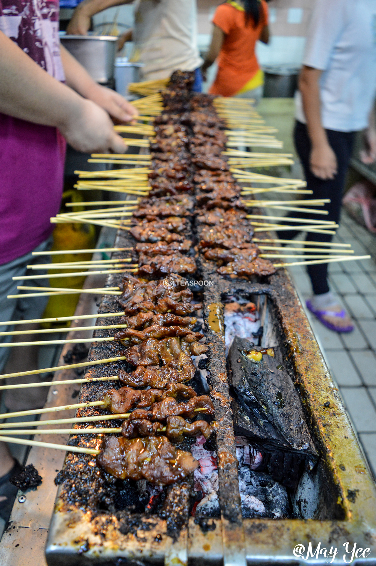 DINNER Hui Sing Hawker Centre HAP CHEN HIAN SATAY STALL SATAY MAKING (2)