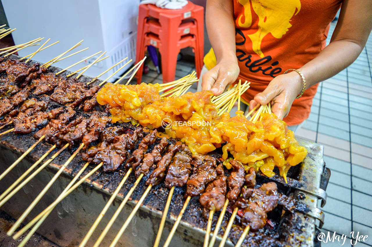 DINNER Hui Sing Hawker Centre HAP CHEN HIAN SATAY STALL SATAY MAKING (3)