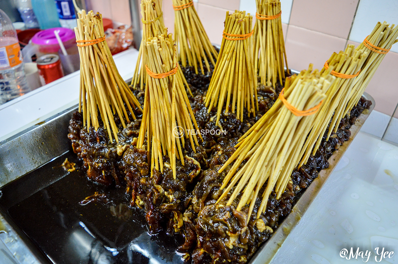 DINNER Hui Sing Hawker Centre HAP CHEN HIAN SATAY STALL SATAY MAKING (4)