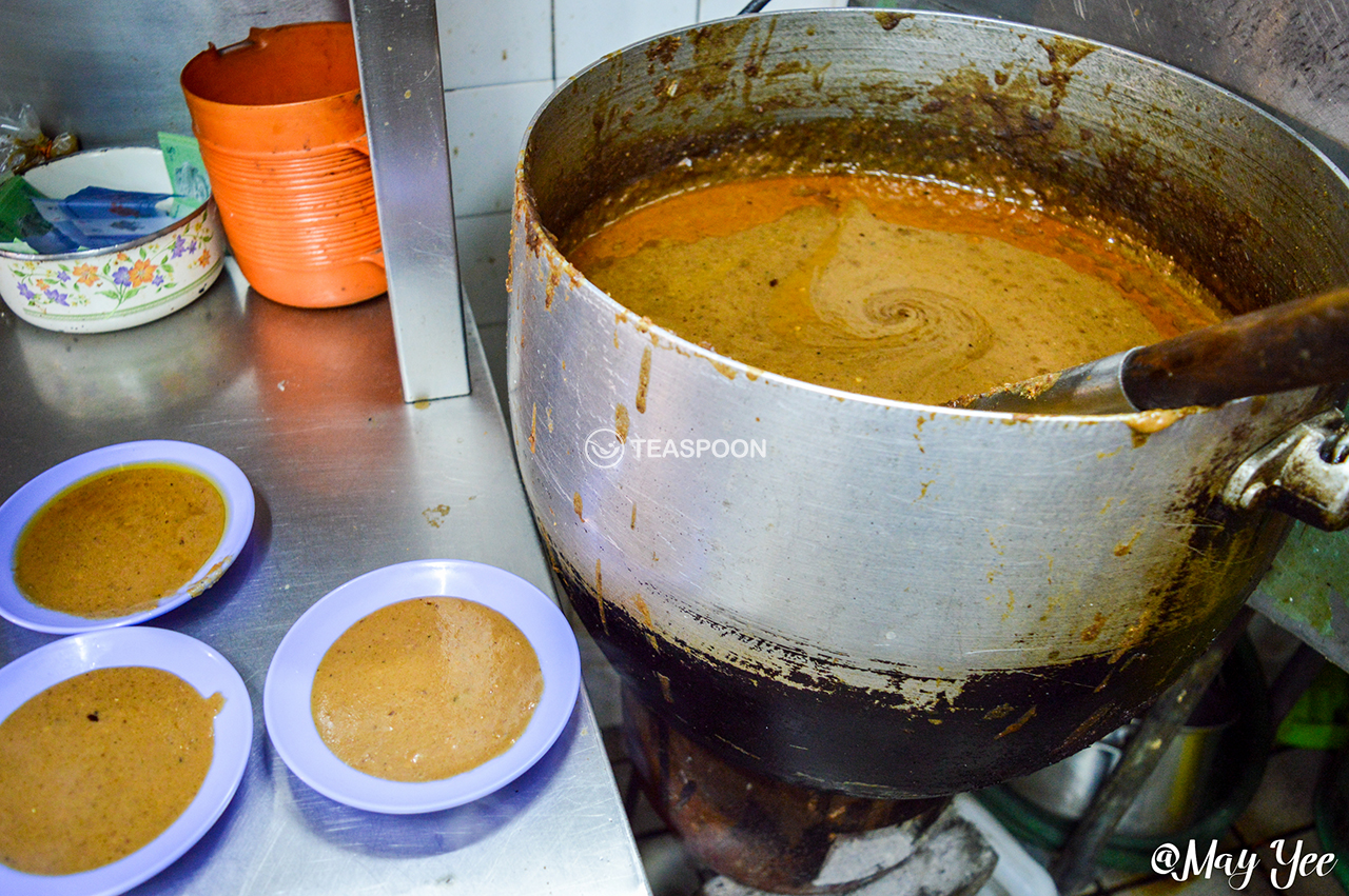 DINNER Hui Sing Hawker Centre HAP CHEN HIAN SATAY STALL SATAY MAKING (5)