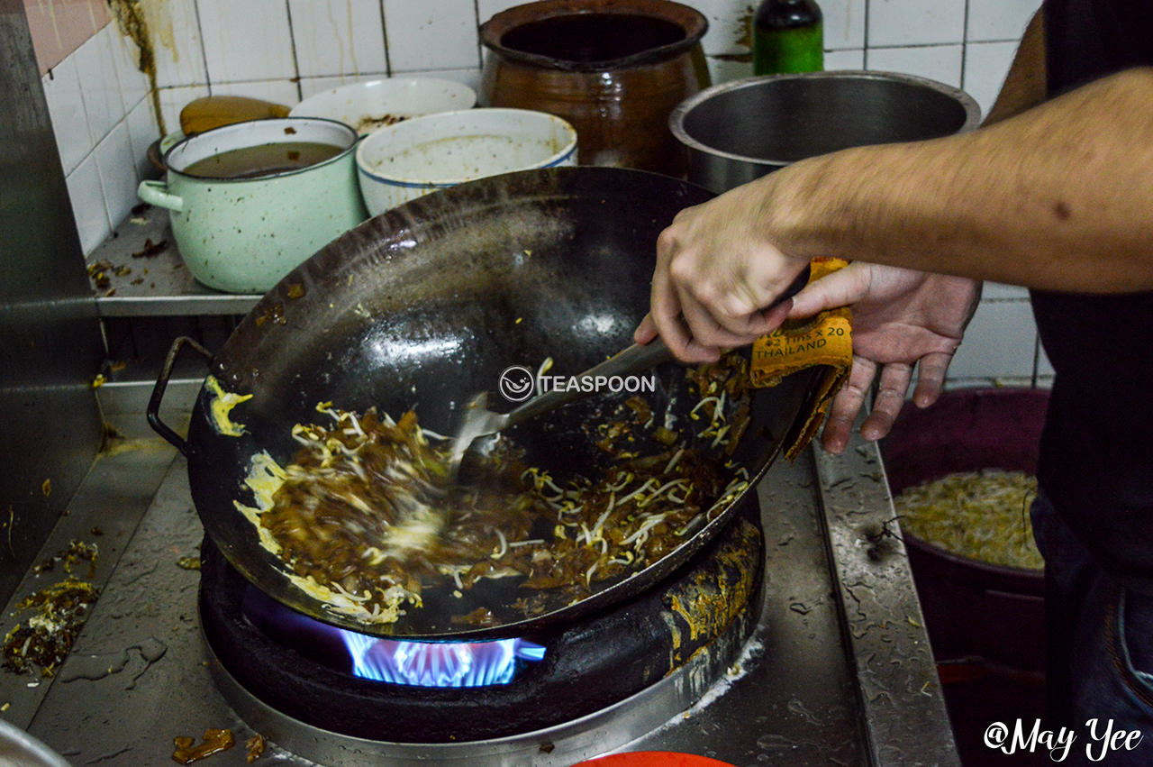 DINNER Hui Sing Hawker Centre PALM ROAD TAUGEH KUEH TIEW STALL KUEH TIEW MAKING (2)