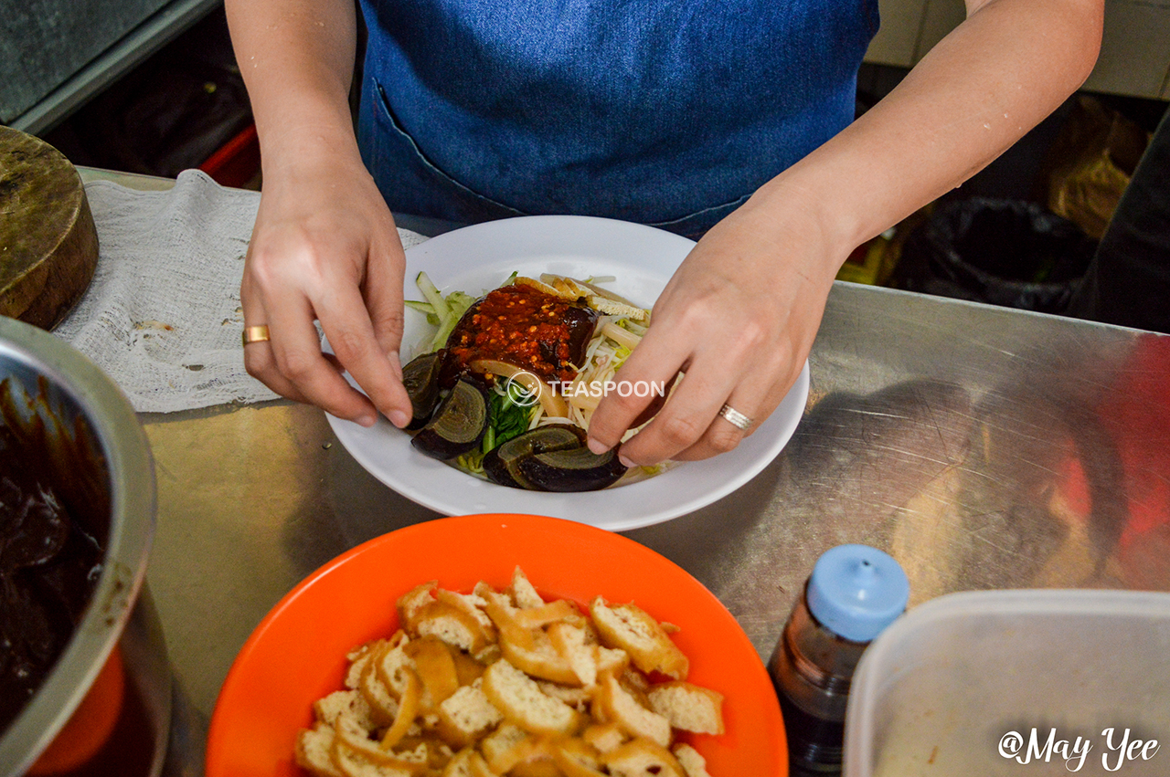 LUNCH Song Kheng Hai BELACAN BEEHOON STALL BELACAN BEEHOON MAKING (2)
