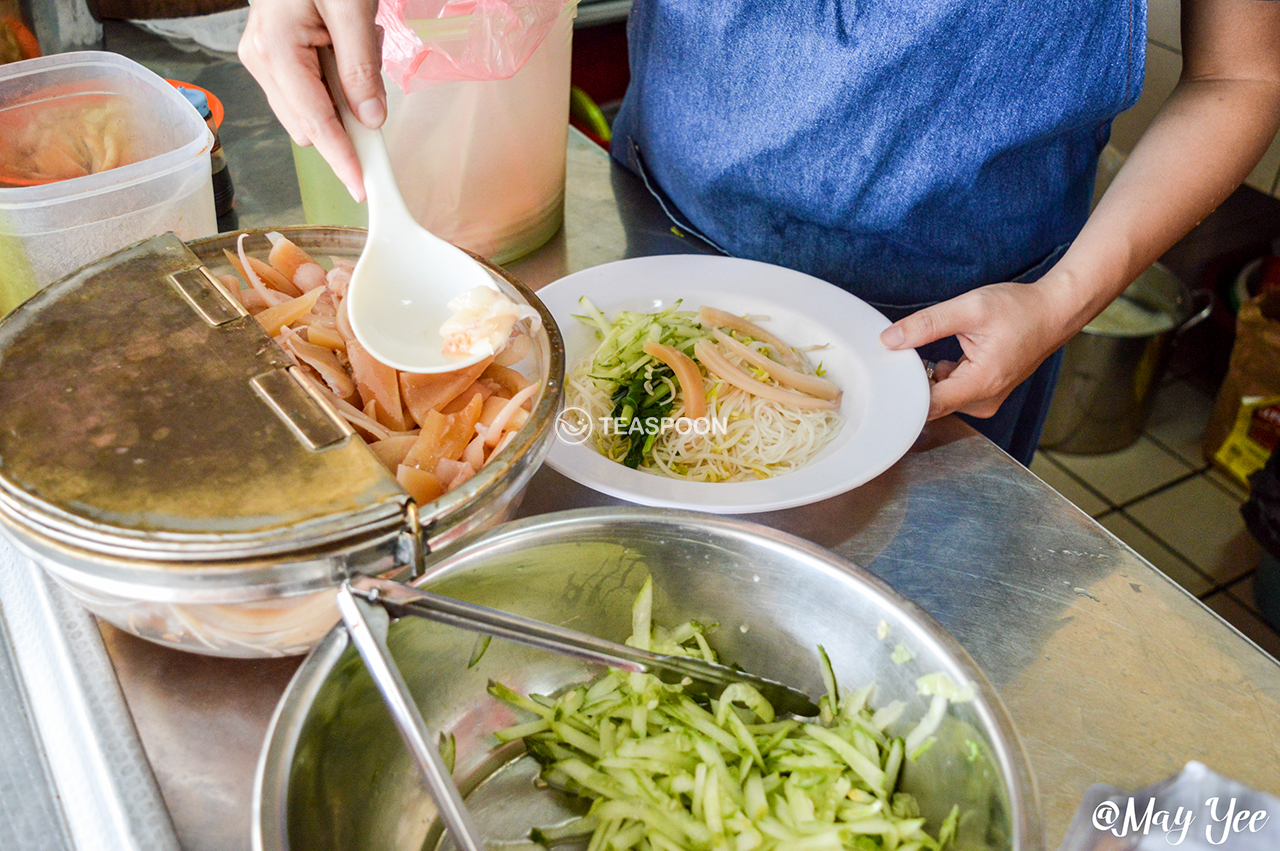 LUNCH Song Kheng Hai BELACAN BEEHOON STALL BELACAN BEEHOON MAKING