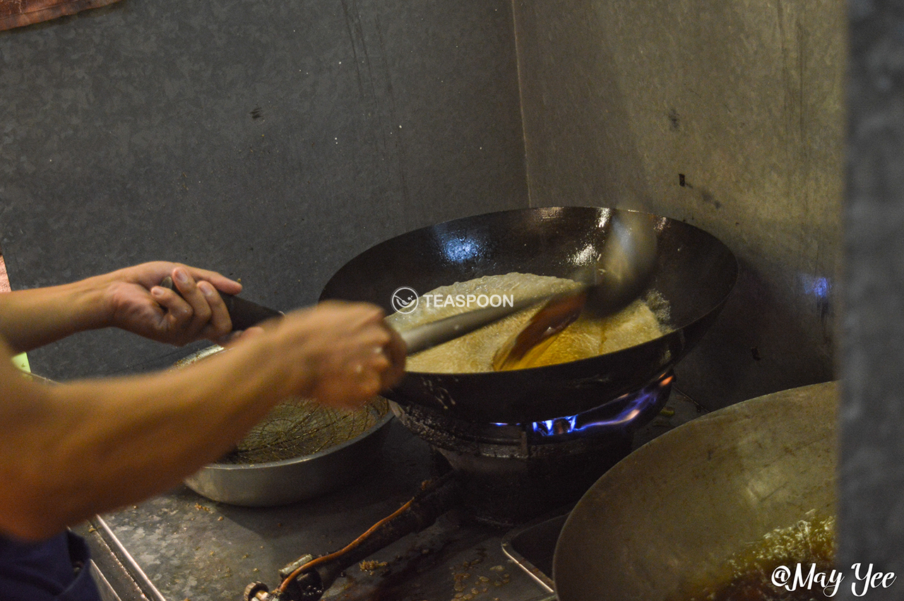SUPPER 101 OYSTER OMELETTE STALL CRISPY OYSTER OMELETTE MAKING (2)