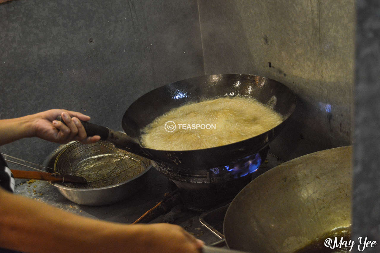 SUPPER 101 OYSTER OMELETTE STALL CRISPY OYSTER OMELETTE MAKING (3)