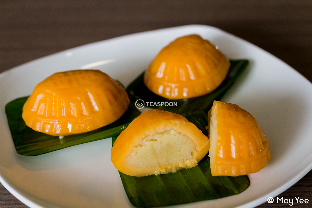 [Pumpkin Skin Ang Goo Kueh]