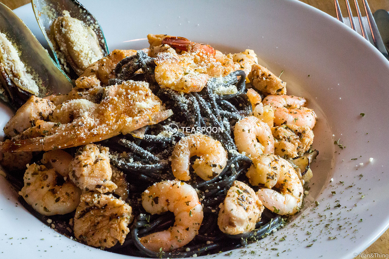Squid Ink Aglio Seafood Spaghetti (5)